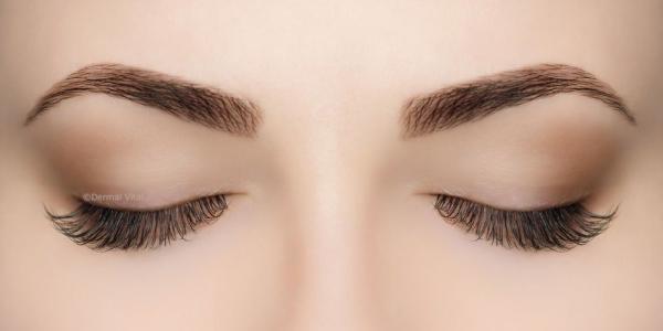Geschlossene Augen mit Flat Lashes Extensions