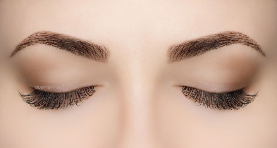 Geschlossene Augen mit Flat Lashes Extensions