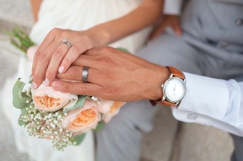 Haltende Händes eines Brautpaares