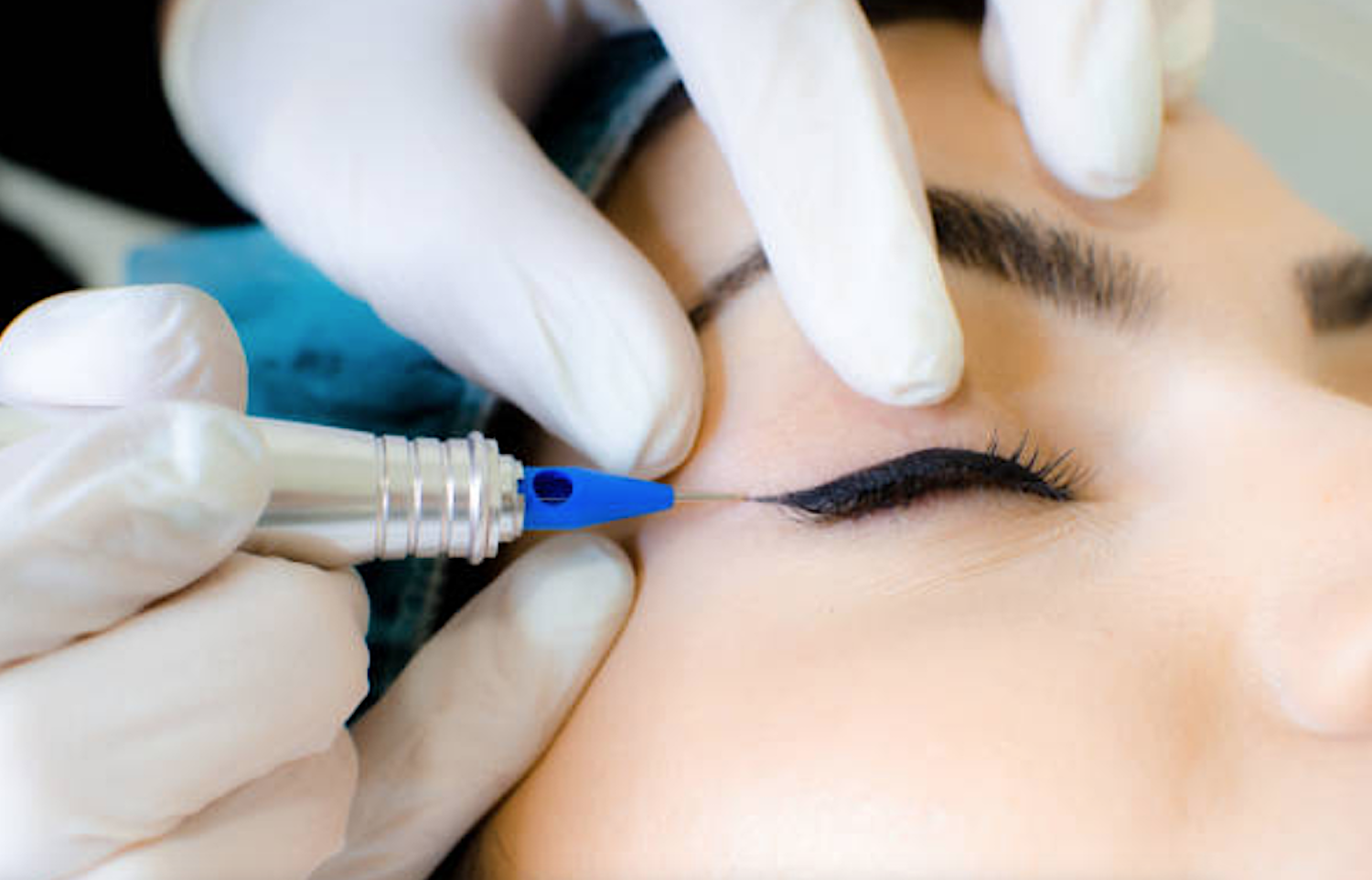 Permenent-Make-up Behandlung am Augenlid