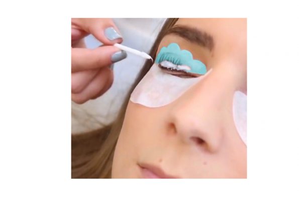 Wimpernlifting in Anwendung mit Silikonpads in türkis