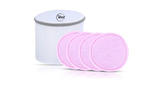 vier rosa wiederverwendbare Cleaning Pads mit Waschnetz